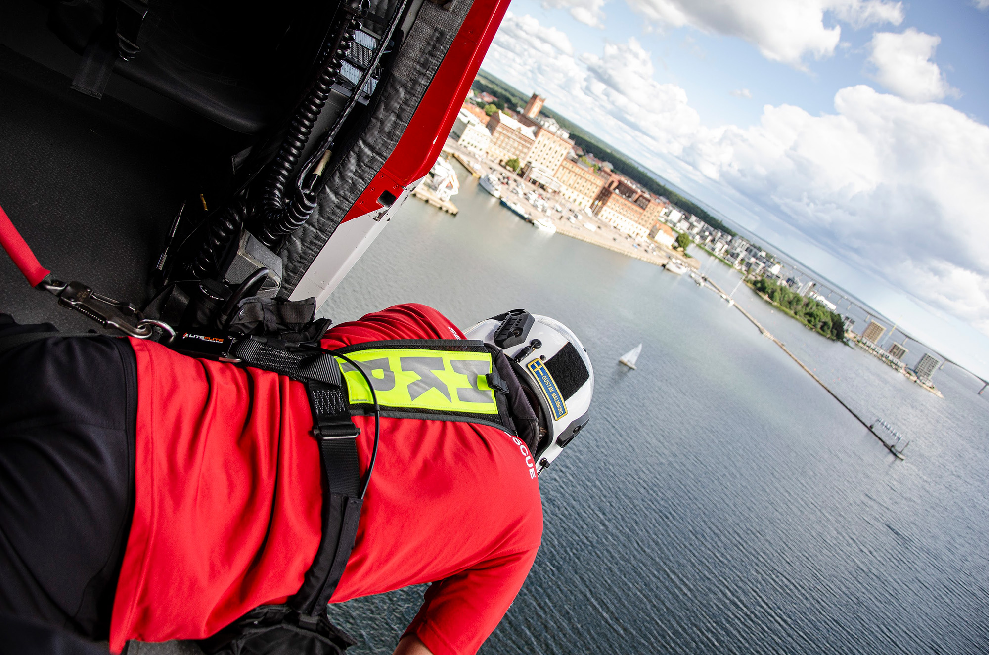 Åsa Brorsson blickar över Kalmar från helikopter
