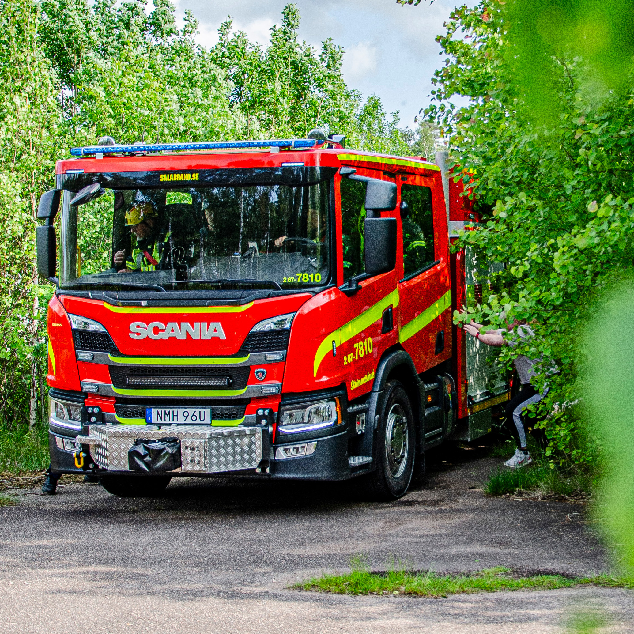 brandmän övar i Strömsnäsbruk, ungdomar springer fram till bilen och larmar