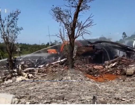 Fyrverkerifabrik exploderade, 37 omkomna – fler explosioner stor risk för räddningstjänsten fyrverkerifabrik exploderade i Kina. Swedish Firefighters